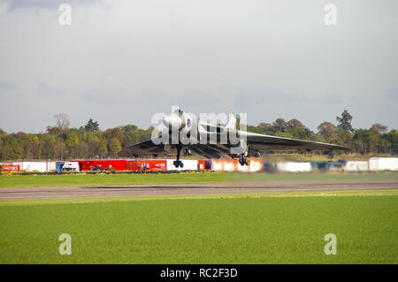 Avro Vulcan B2 XH558 Jet Bomber Flugzeug, Ex-RAF, zu Flug durch die Vulkanier in den Himmel wiederhergestellt, Vulcan Operating Company, die für den ersten Flug wiederhergestellt Stockfoto