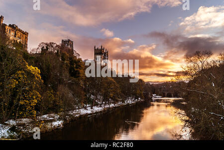 Burg und die Kathedrale von Durham im Schnee bei Sonnenuntergang von Framwellgate Brücke über den Fluss im Winter tragen Stockfoto