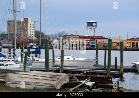 Die Innenstadt von Elizabeth City NC mit der ikonischen Wasserturm als aus der gesamten Pasquotank River an der Alten Werft gesehen. Stockfoto