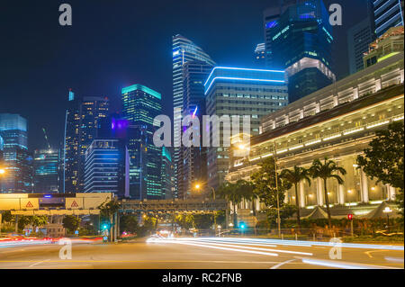 Singapore Downtown Core mit Corporate Office und Hotel Gebäude beleuchtet in der Nacht, der Verkehr auf der Straße Stockfoto