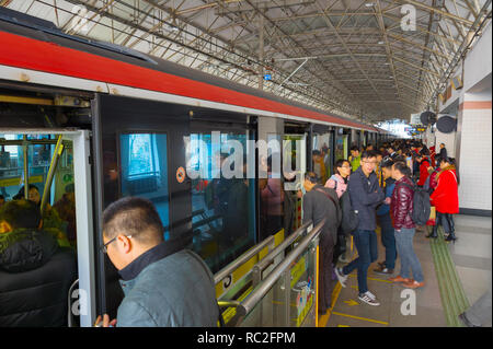 SHANGHAI, China - Dec 28, 2016: die Menschen an Bord Zug in Shanghai Metro Station. Metro Shanghai, die urbanen und suburbanen rail transit Dienstleistungen Stockfoto