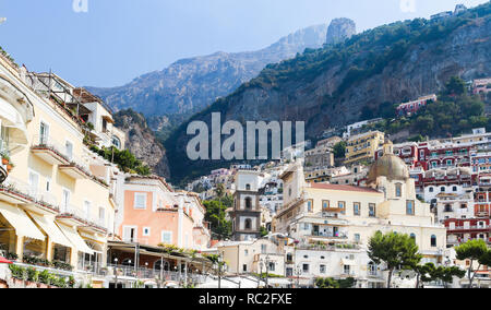 Blick auf Positano Stadt an der Küste von Amalfi. Bunte Häuser entlang der Küste, Italien Stockfoto
