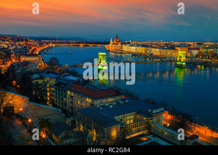 Die besten europäischen touristischen Reiseziel. Wunderbare Stadtbild Panorama mit berühmten Kettenbrücke und Parlamentsgebäude in bunten Sonnenuntergang, Buda Stockfoto