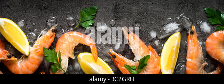 Frische Garnelen Garnelen mit Zitrone in Eis. Stockfoto