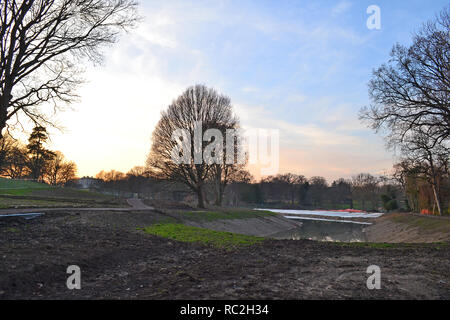 Die sanierte Beckenham Place Park wird ein großer See für wilde Schwimmen und Kajak, auf sumpfigen Boden am nördlichen Ende. Im Januar 2018 einschließen. Stockfoto