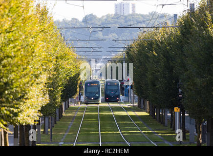 Bordeaux, Frankreich - 27 September, 2018: Die modernen öffentlichen Verkehrsmitteln Straßenbahnen durch die von Bäumen gesäumten Straßen der Stadt Bordeaux. Stockfoto