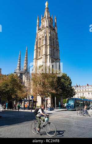 Bordeaux, Frankreich - 27 September, 2018: Cycalist vorbei an der Kathedrale Saint Andre in Bordeaux, Frankreich Stockfoto