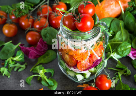 Frische vegetarische Salat in Mason jar. Stockfoto