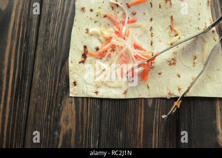 Eingelegter Kohl auf einem pita Brot auf hölzernen Hintergrund. Foto mit Stockfoto