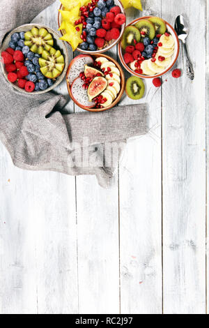 Obstschale. Schüssel mit gesunden Salat von frischen Früchten auf rustikalen Hintergrund Stockfoto