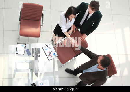 Die Aussicht von oben. Der handshake Geschäftspartner auf eine geschäftliche Besprechung Stockfoto