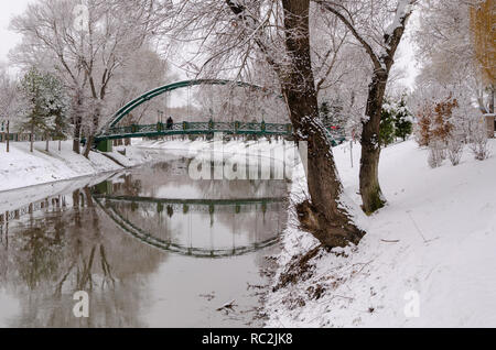 Eskisehir, Türkei - Januar 06,2019: Ein paar Bilder findet auf der Brücke nach einem Schneefall auf der Stadt, Stockfoto