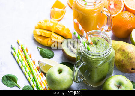 Grün und Gelb Smoothie in Mason jar Stockfoto