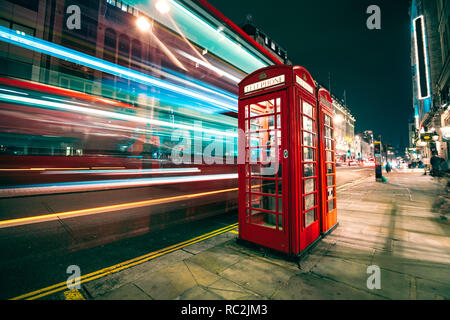 Leichte Spuren eines Double Decker Bus neben dem ikonischen Telefonzelle in London Stockfoto