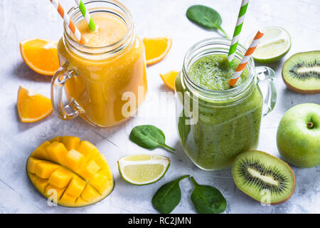 Grün und Gelb Smoothie in Mason jar Stockfoto