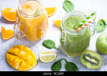 Grün und Gelb Smoothie in Mason jar Stockfoto