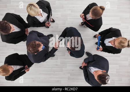 Blick von oben auf eine starke Handshake zwischen zwei Geschäftsleuten, Business Team unterstützen, effektive Verhandlungen mit Client Stockfoto