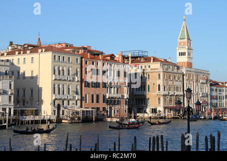 Venedig, Italien - Februar 2, 2018: Malerische Aussicht auf den Canale Grande in Venedig. Mehr als 20 Millionen Touristen kommen jährlich nach Venedig. Stockfoto