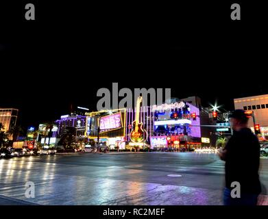 Las Vegas, Nevada - Juli 24, 2017: Nachtansicht der Hard Rock Cafe auf dem Strip. Die Hard Rock Zeichen ist in einer Gibson Les Paul Gitarre III in La embedded Stockfoto