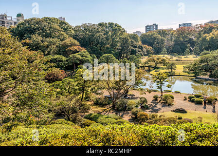 Blick vom Fiujishiro-toge Hügel über den Daisensui Teich und die Rikugien Gärten, Tokyo, Japan Stockfoto