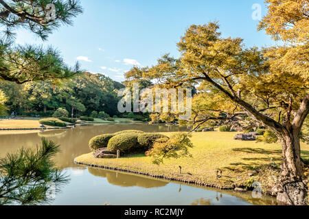 Landschaft am Daisensui Teich in den Rikugien Gärten, Tokyo, Japan Stockfoto