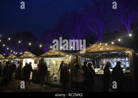 Der Weihnachtsmarkt am Waddesdon Manor, in der Nähe von Aylesbury, Buckinghamshire, Großbritannien Stockfoto