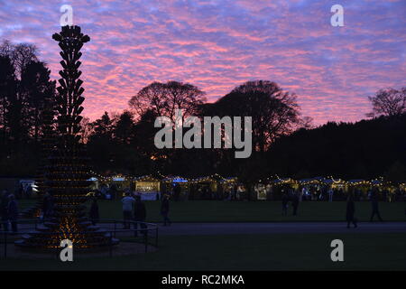 Der Weihnachtsmarkt am Waddesdon Manor, in der Nähe von Aylesbury, Buckinghamshire, Großbritannien Stockfoto