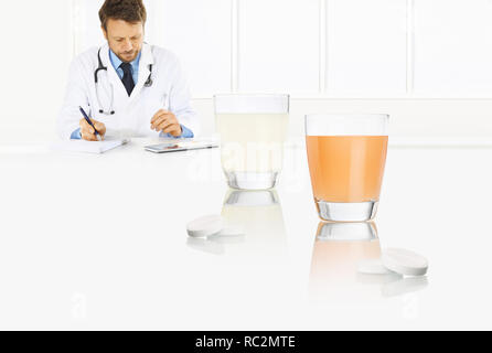 Arzt schreibt die ärztliche Verschreibung auf einem Schreibtisch Büro mit Glas und aspirin Tabletten, Kälte und Grippe heilen Konzept, Web Banner und weiß Kopie Raum tem Stockfoto