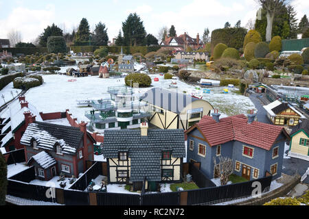 Blick über den Flughafen im Schnee im Bekonscot Model Village, Beaconsfield, Buckinghamshire, Großbritannien Stockfoto