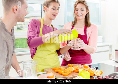Mann sucht Frau in Gießen Saft im Glas Stockfoto