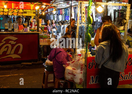 Chatuchak Markt verkauft, viele verschiedene Arten von Waren, einschließlich Pflanzen, Antiquitäten, Unterhaltungselektronik, Kosmetik, Haustiere, Nahrung und Getränke, frische und dr Stockfoto