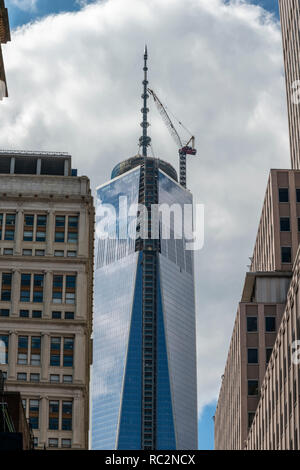 New York City, USA, - Juli 30, 2013: Das One World Trade Center zwischen Gebäuden, den höchsten Wolkenkratzer in New York Stockfoto