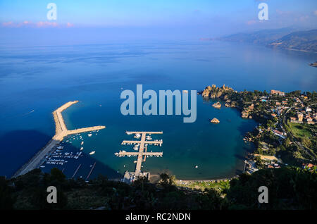 Luftaufnahme der Hafen auf das Tyrrhenische Meer und die felsige Küste der Calette von der Rocca di Cefalù, Sizilien, Italien. Stockfoto