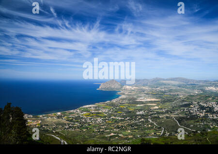 Panoramablick auf den Golf und den Berg von cofano von der mittelalterlichen Altstadt von Erice, auf einem Berg in der Nähe von Trapani, Sizilien, Italien. Stockfoto