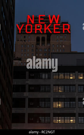 New York City, USA, - Juli 30, 2013: The New Yorker Hotel auf 8. Avenue in der Nacht in Manhattan, New York Stockfoto