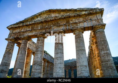 Jahrhundert Dorischen griechischen Tempel von Segesta frontale Ansicht. Sonnigen Tag mit blauen Himmel. Provinz Trapani, Sizilien, Italien. Stockfoto