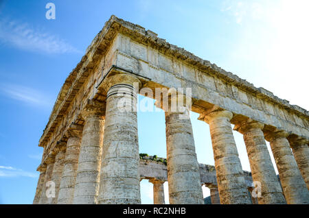 Jahrhundert Dorischen griechischen Tempel von Segesta. Blick von einem Winkel. Sonnigen Tag mit blauen Himmel. Provinz Trapani, Sizilien, Italien. Stockfoto