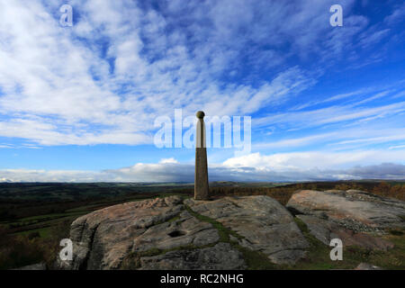 Herbst Blick über Admiral Nelsons Monument, Birchen Kante, Nationalpark Peak District, Derbyshire, England, Großbritannien Stockfoto