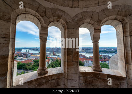 Stadtbild von Budapest, Ungarn ab Fischerhochburg mit dem ungarischen Parlament im Hintergrund zu sehen Stockfoto