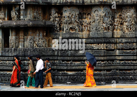 Indische Leute besucht Hoysaleswara Tempel, Karnataka, Indien Stockfoto