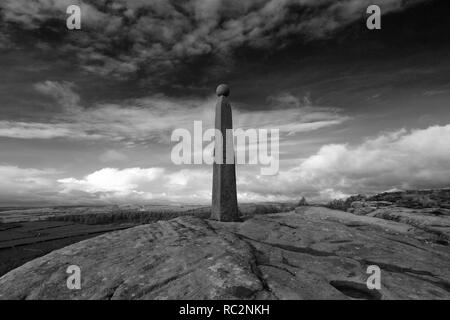 Herbst Blick über Admiral Nelsons Monument, Birchen Kante, Nationalpark Peak District, Derbyshire, England, Großbritannien Stockfoto