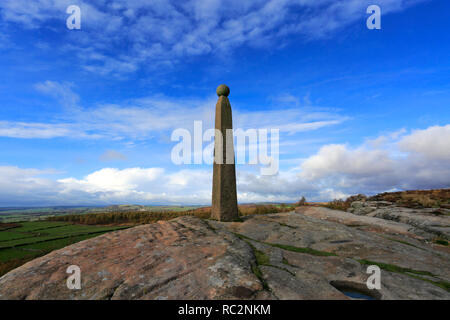 Herbst Blick über Admiral Nelsons Monument, Birchen Kante, Nationalpark Peak District, Derbyshire, England, Großbritannien Stockfoto