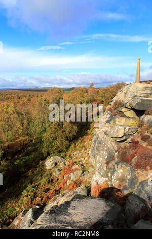 Herbst Blick über Admiral Nelsons Monument, Birchen Kante, Nationalpark Peak District, Derbyshire, England, Großbritannien Stockfoto