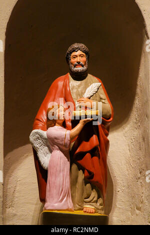 Skulptur in der Kirche von Saint-Paul-de-Vence, Frankreich, Darstellung von Matthäus, der Apostel, einer der vier Evangelisten, und ein Engel Stockfoto