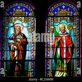 Glasmalereien in der Kirche von Antibes, Frankreich, Saint Philip der Apostel und der Heiligen Valerius Stockfoto