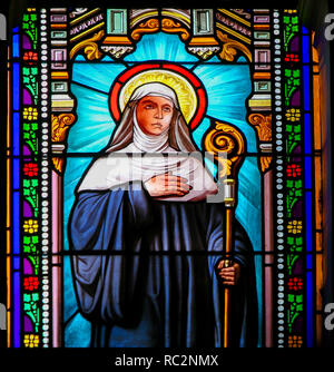 Glasmalereien in der Kirche von Antibes, Frankreich, Darstellung der hl. Therese von Lisieux Stockfoto