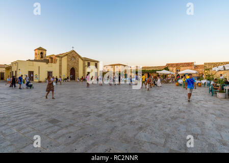 Piazza Regina Margherita bei Nacht, Marzamemi, einem typischen Fischerdorf in der südöstlichen Küste von Sizilien Stockfoto