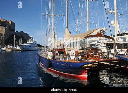 Um Korsika - Ein Blick von der Marina auf dem Weg zur Bastion Wand des Ciradel Stockfoto