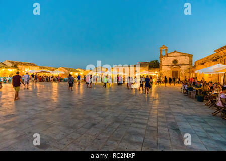 Piazza Regina Margherita bei Nacht, Marzamemi, einem typischen Fischerdorf in der südöstlichen Küste von Sizilien Stockfoto