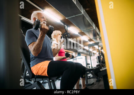 Happy fit reifer Mann im Fitnessstudio arbeiten, gesund zu bleiben Stockfoto